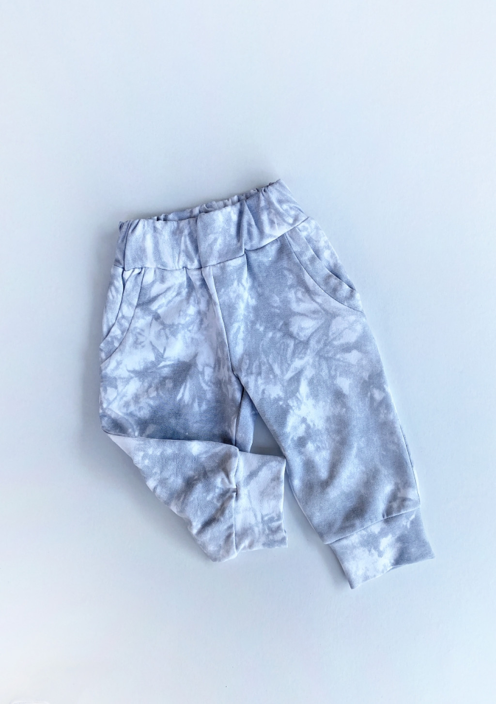 Detské nohavice šedé so vzorom