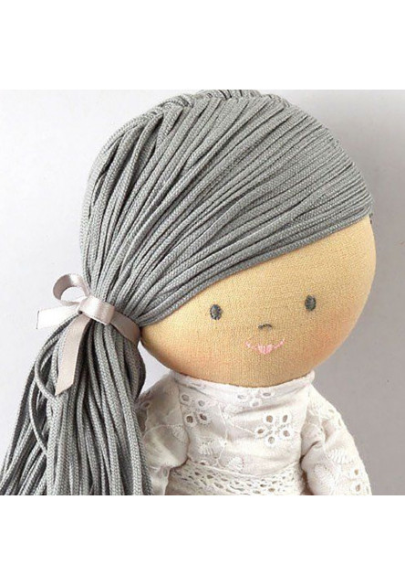 Chi Chi ľanová bábika (Megan sivé vlasy)